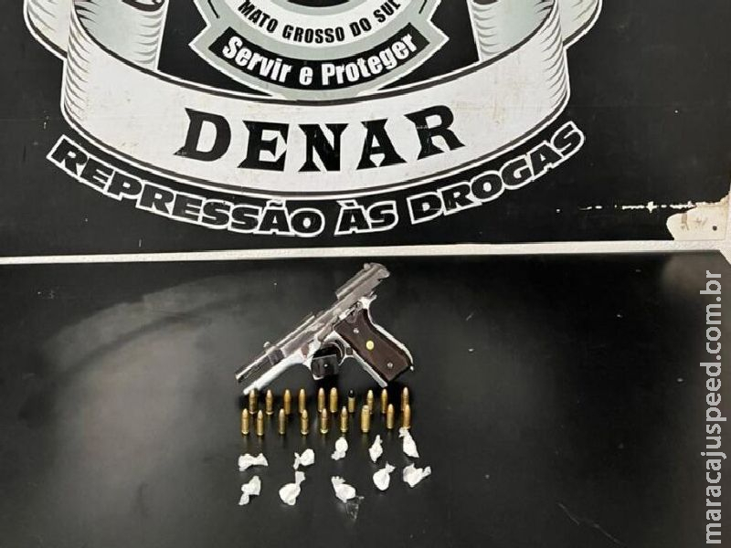 Tentativa de execução é interrompida e dupla acaba presa com arma, drogas e moto furtada