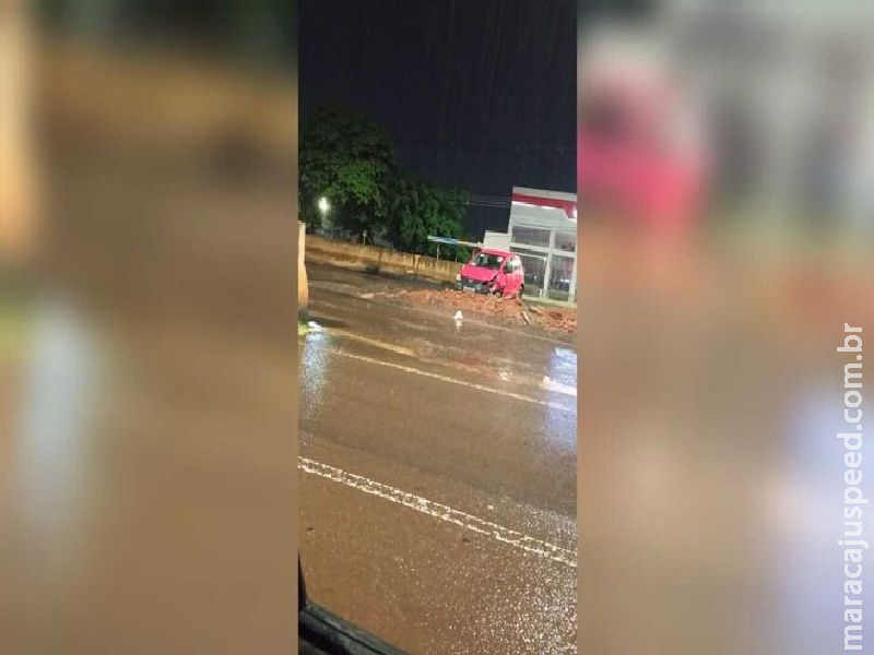 Veículo de passeio ficopu completamente destruído em colisão com carreta