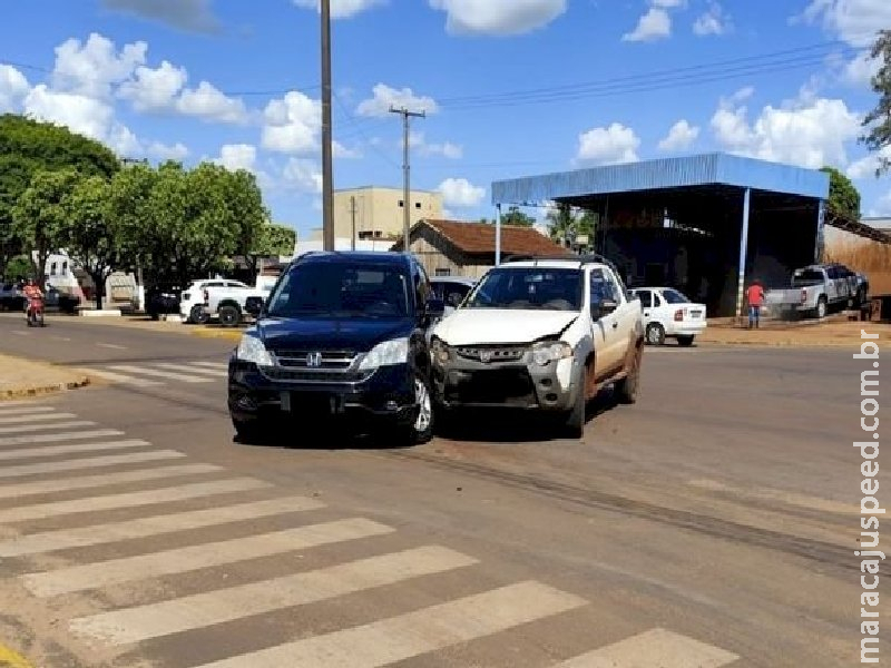 Acidente no cruzamento da Avenida Presidente Vargas com Rua Fernando Corrêa da Costa é registrado no centro de Caarapó 