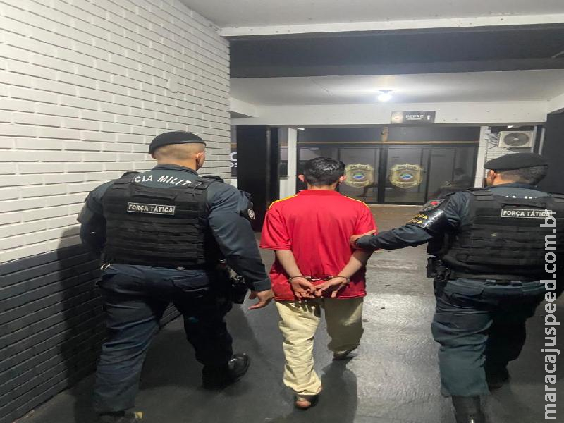 Ao ver PM, homem joga arma pelo muro e acaba preso