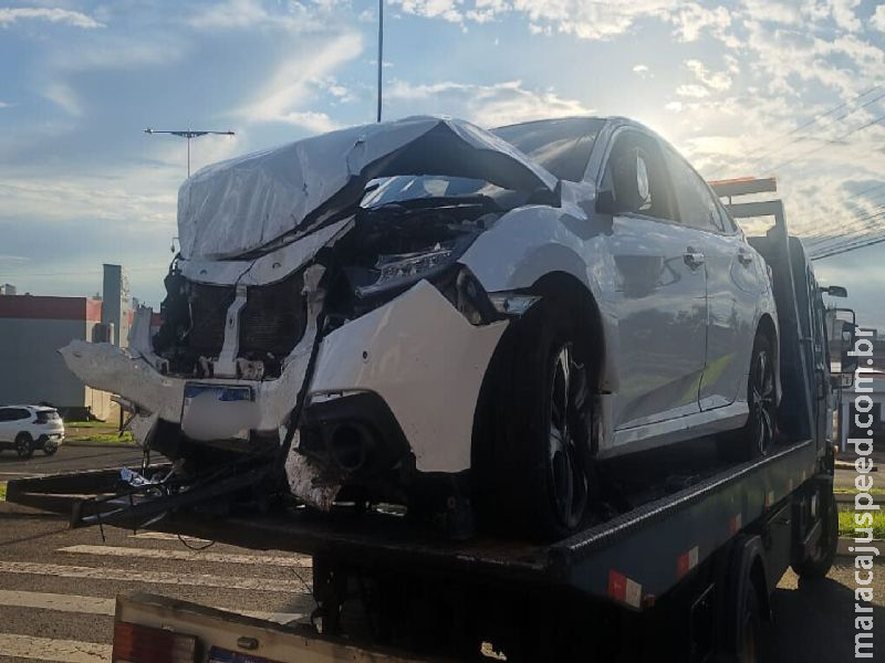 Após semáforo cair em acidente, carro derruba muro de clínica na Vila Planalto