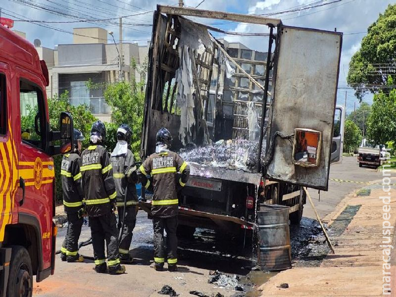Caminhão de recicláveis é destruído por incêndio na Avenida Ceará  