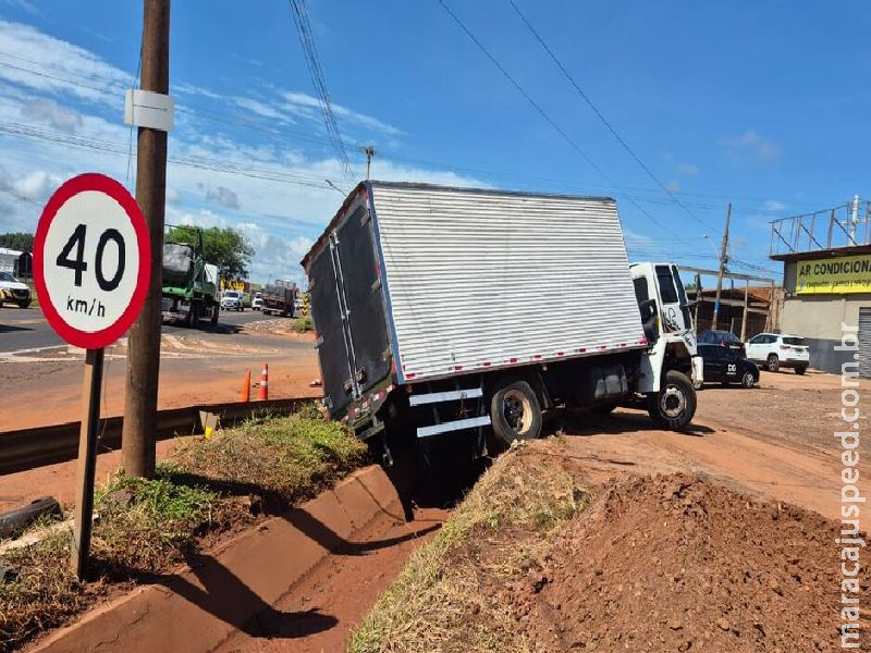 Caminhão perde freio e cai em canal de escoamento não sinalizado no Itamaracá   