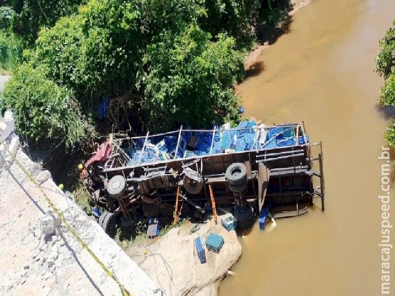 Caminhoneiro morre após caminhão cair em rio às margens da BR-163 