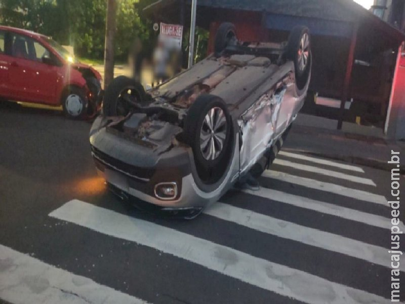 Carro de PRF capota ao ser atingido por motorista de aplicativo no Centro 