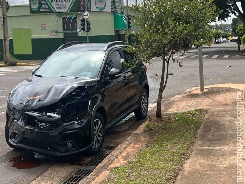 Carro para na contramão após colisão com veículo na Rua Brilhante, em Campo Grande