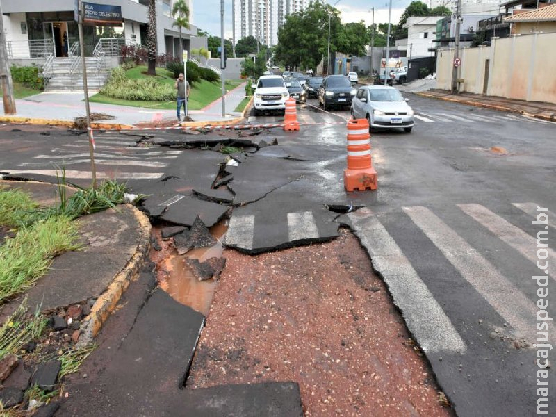 Chuva de 38 milímetros leva asfalto de ruas e causa estragos em Campo Grande