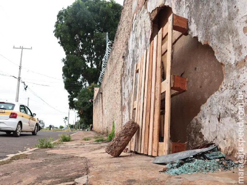 Colisão com poste na Vila Sobrinho revela medo de moradores com motoristas imprudentes