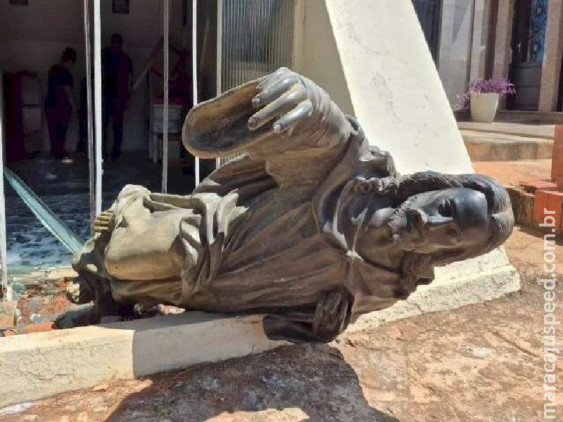 Em três dias, ladrões levam sete imagens de capela de cemitério 