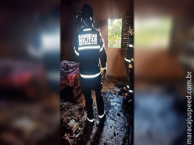 Incêndio provoca prejuízos e mobiliza vizinhos em residência de Corumbá  Fogo atingiu um dos quartos de uma casa no bairro Aeroporto na tarde deste domingo  