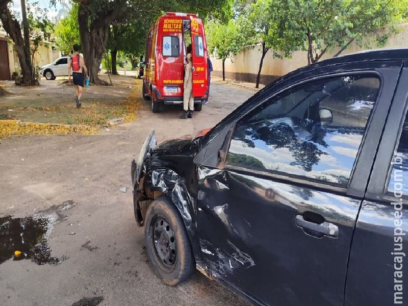 Motociclista fica ferido ao bater em carro durante conversão na Albert Sabin  