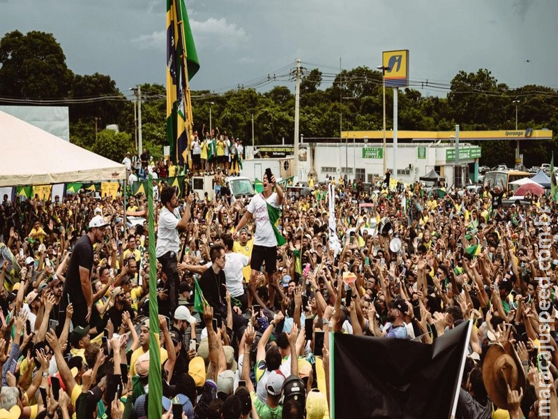 Nikolas Ferreira encerra marcha com discurso por CPMIs e críticas ao governo