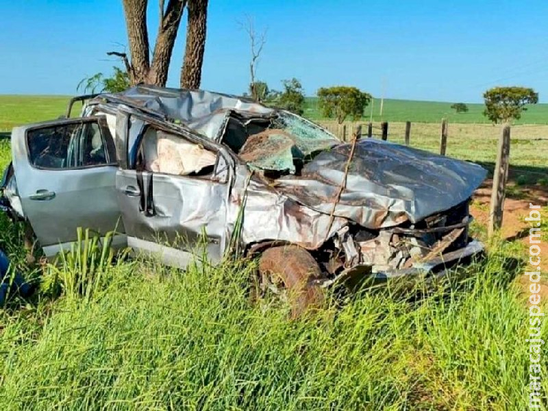 Pneu estoura, caminhonete capota e irmãos advogados ficam feridos na BR-060 