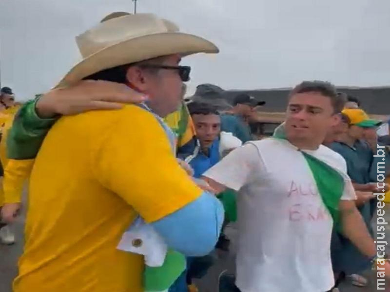 Recebido com feliz aniversário e apalusos, Marcos Pollon chega na caminhada pela Liberdade