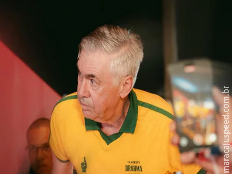 Ancelotti curte Carnaval em Salvador e ouve pedido por convocação de Neymar