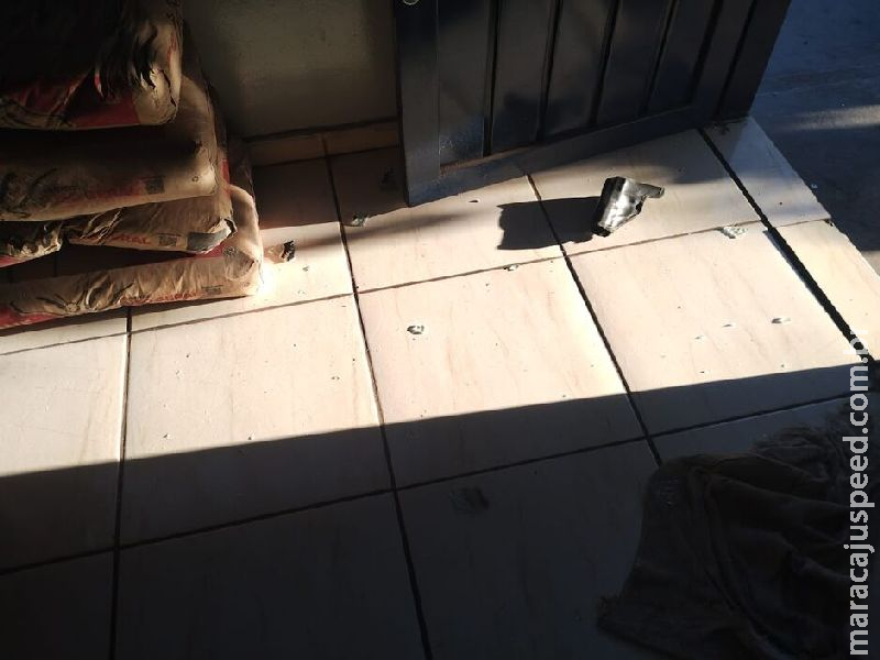 Briga entre vizinhas tem mulher arrastada até a calçada em Campo Grande  