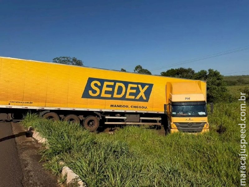 Caminhão dos Correios perde o controle e para em área de vegetação na BR-267 em Bataguassu 