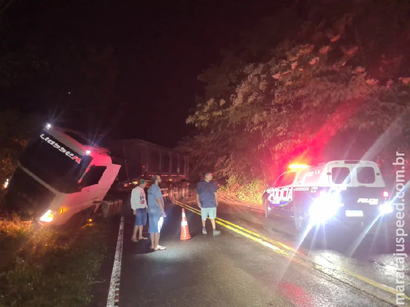 Carreta perde controle na Serra Sucuriú e interdita a BR-060, em Paraíso das Águas 