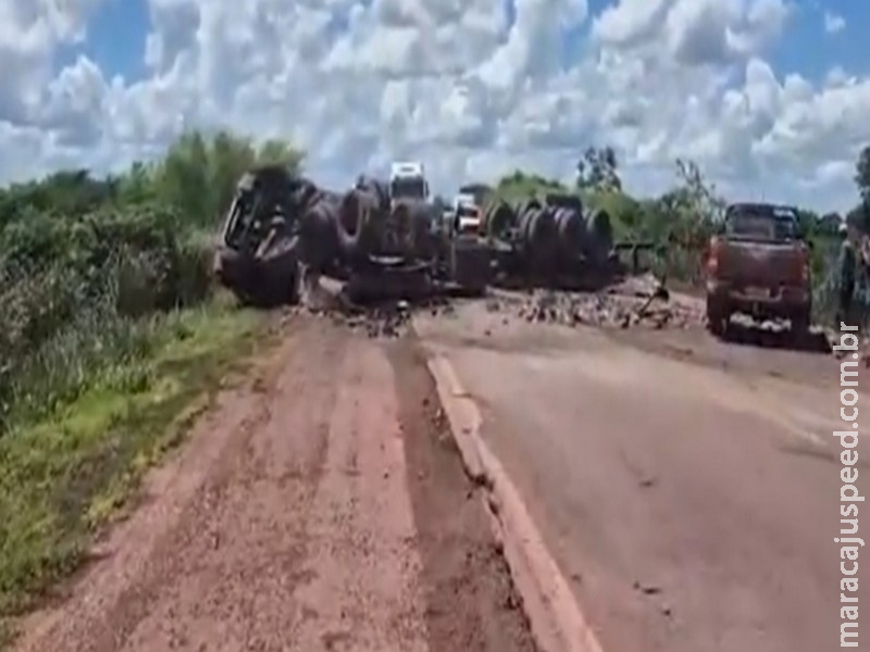 Carreta tomba e espalha minério na BR-262 próximo à ponte do Rio Paraguai 