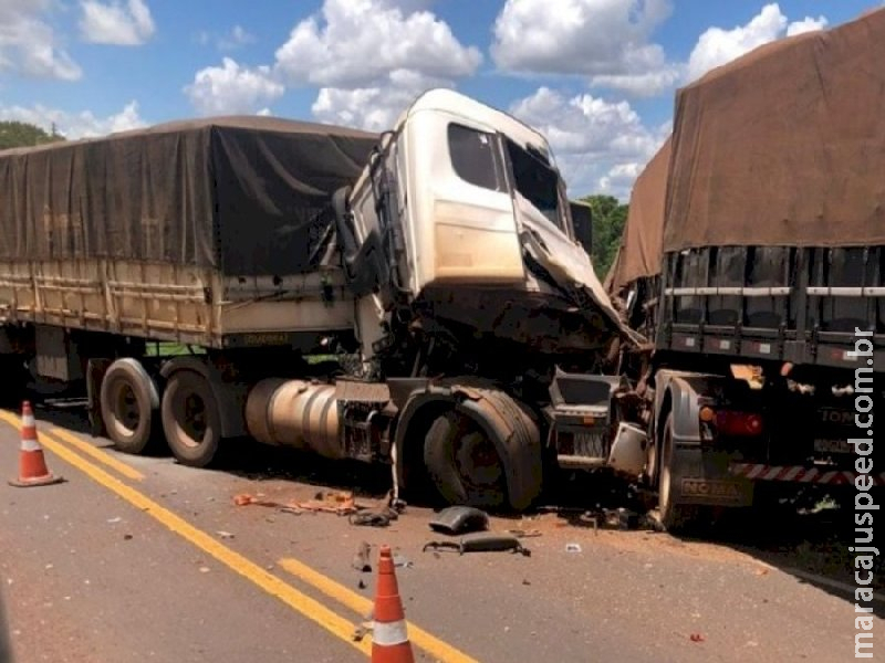 Carretas colidem de frente na BR-376, entre Ivinhema e Deodápolis 