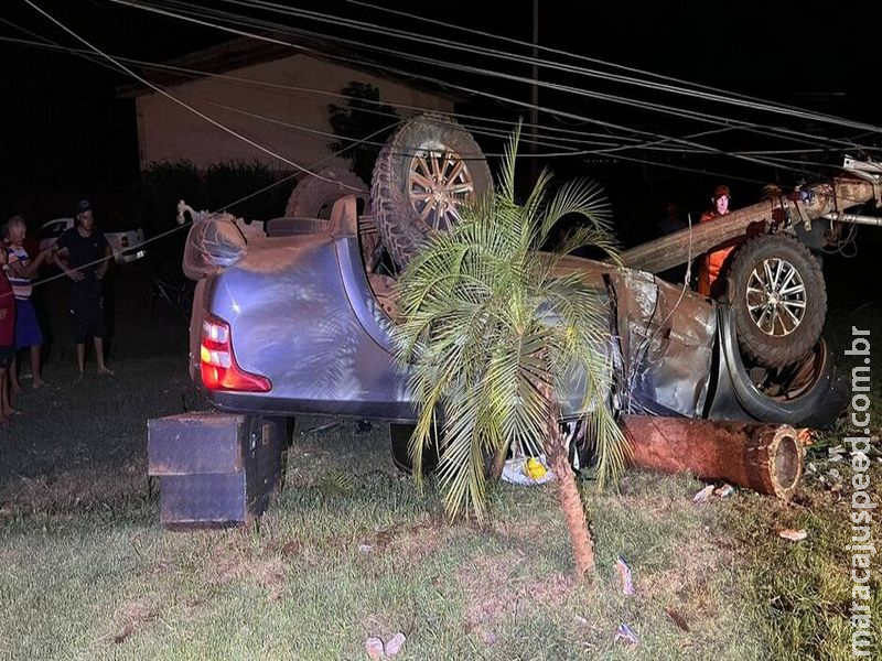 Condutor de L200 Triton fica em estado grave ao colidir em poste e capotar caminhonete