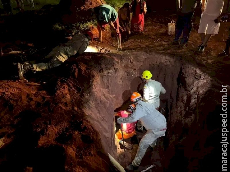 Criança de 2 anos é resgatada após cair em buraco de 4 metros 
