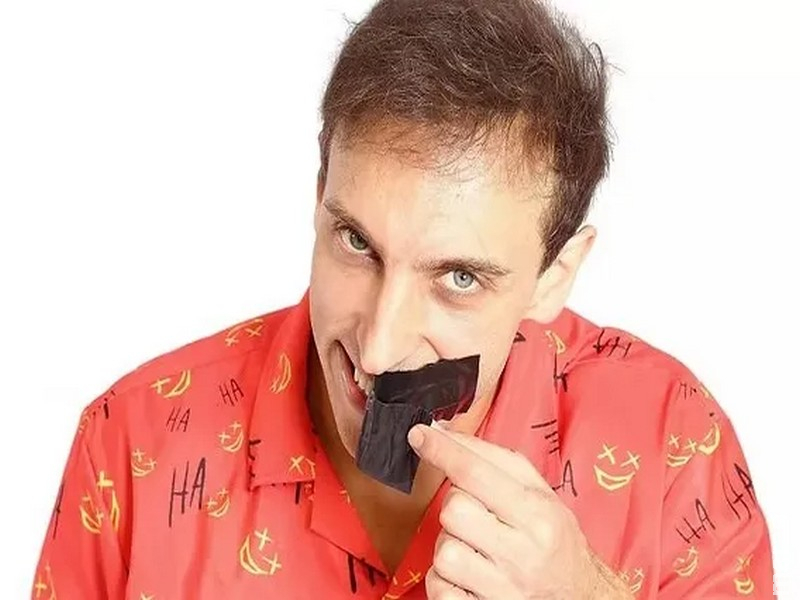 Humorista Léo Lins é absolvido pela Justiça e se livra de condenação de 8 anos de prisão