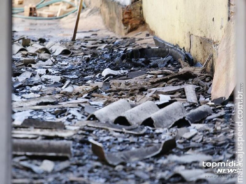 Incêndio atinge residência no Aero Rancho e mulher nota que portão estava arrombado 