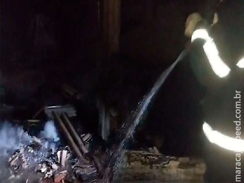 Incêndio destrói casa em Corumbá; moradora suspeita de ação criminosa 