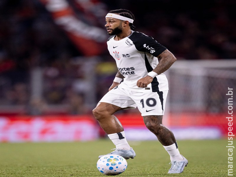 Memphis ironiza arbitragem e detona sintético de jogo do Corinthians: "Horrível"