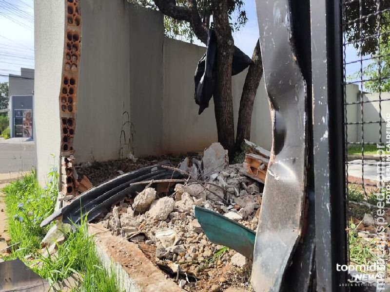 Moradores acharam que motorista tentava fugir após derrubar muro no Nova Lima 