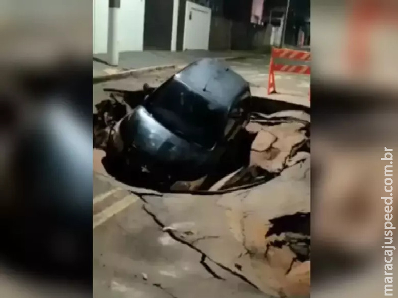 Motorista cai com carro em cratera aberta após tempestade em Coxim