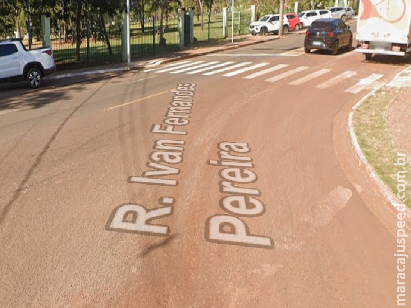 Motorista embriagada bate em carros parados e tomba caminhonete em Campo Grande 