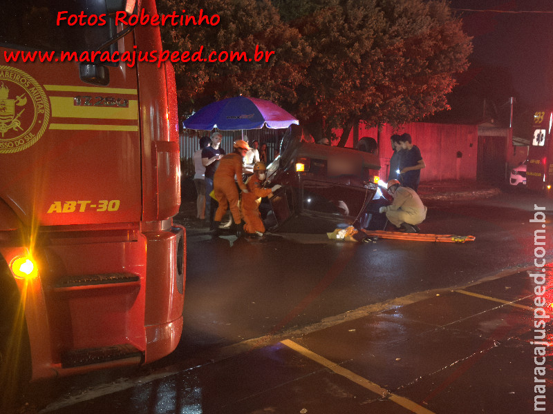 Motorista sobrevive após colidir contra árvore e capotar veículo no Jardim Guanabara