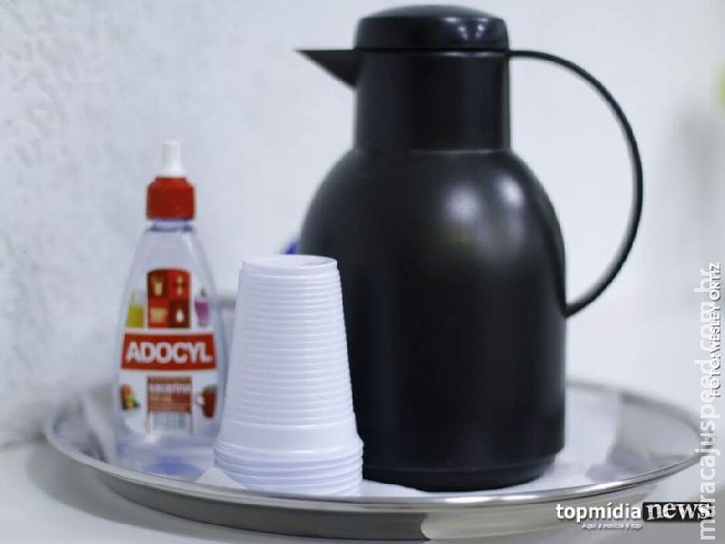 Mulher tenta agredir companheiro e arremessa garrafa de café contra policiais no Jardim Centenário 