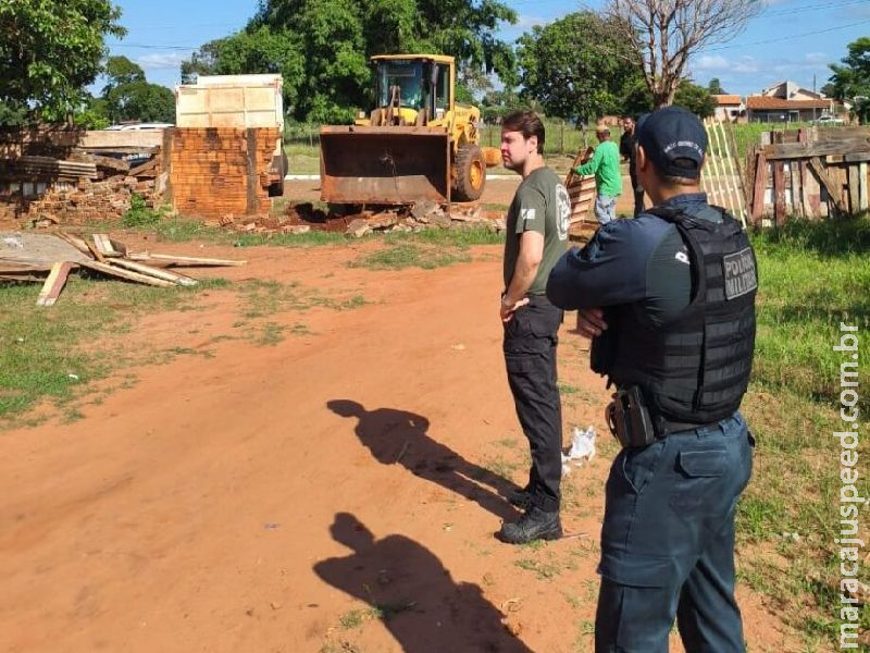 Policiais destroem ponto de drogas e prostituição  