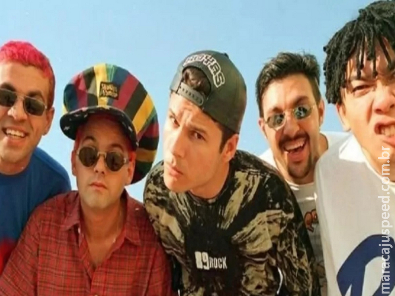  Restos mortais dos mamonas assassinas são retirados de cadáveres