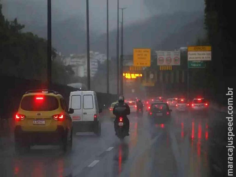 Rio de Janeiro entra em alerta após fortes chuvas