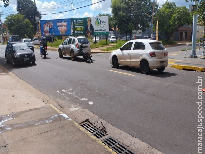 Acidente entre carro e moto para uma das vias no Tiradentes 
