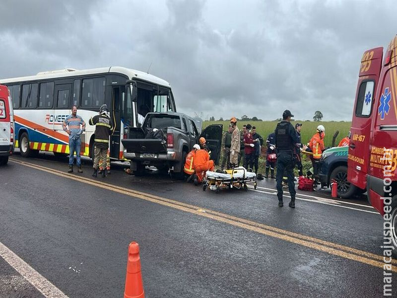Batida entre ônibus e caminhonete deixa um morto na MS-040