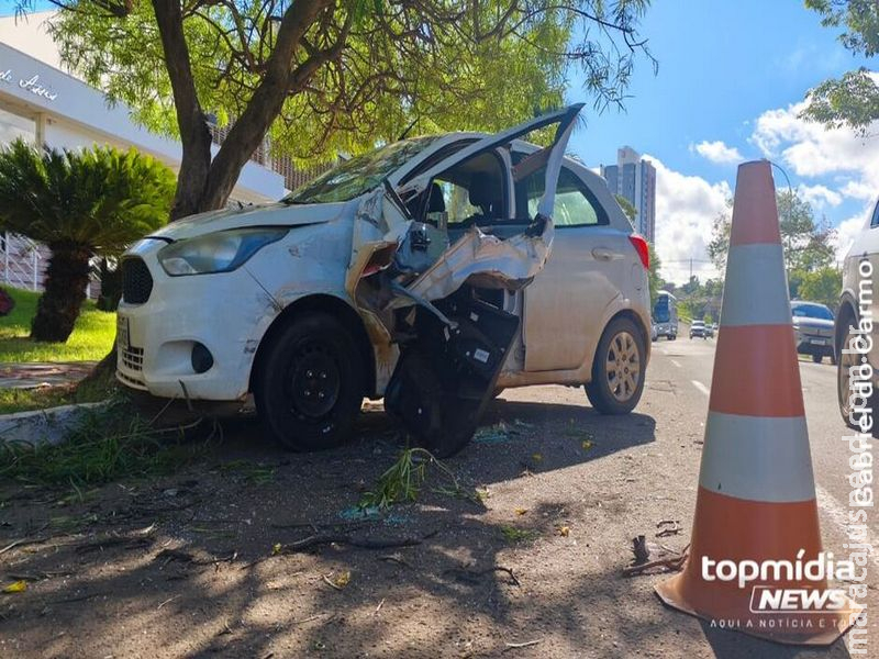 Caminhão perde freio e bate em carro estacionado no Jardim dos Estados  