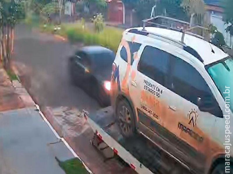Carro em alta velocidade bate em caminhão parado e foge em seguida no Residencial Oiti