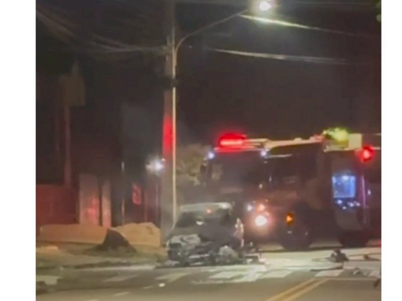 Colisão entre moto e carro causa incêndio e deixa feridos em Dourados