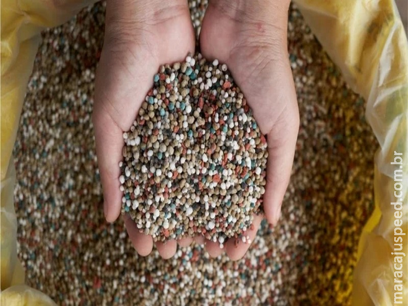 Crise global de fertilizantes se intensifica com novos cortes de oferta e avanço de conflitos