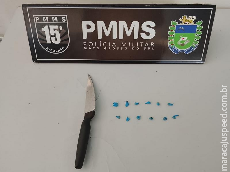 De ataque de cão a tráfico: Homem com 37 passagens pela polícia é preso com crack no chinelo em Maracaju