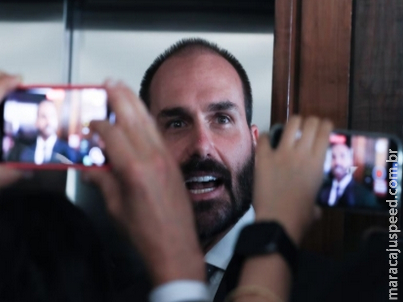 Eduardo Bolsonaro filmou congresso da direita para o pai, mas ex-presidente está proibido de ver celular