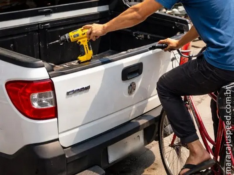 Furto rápido leva furadeira de carro estacionado na Avenida Mato Grosso