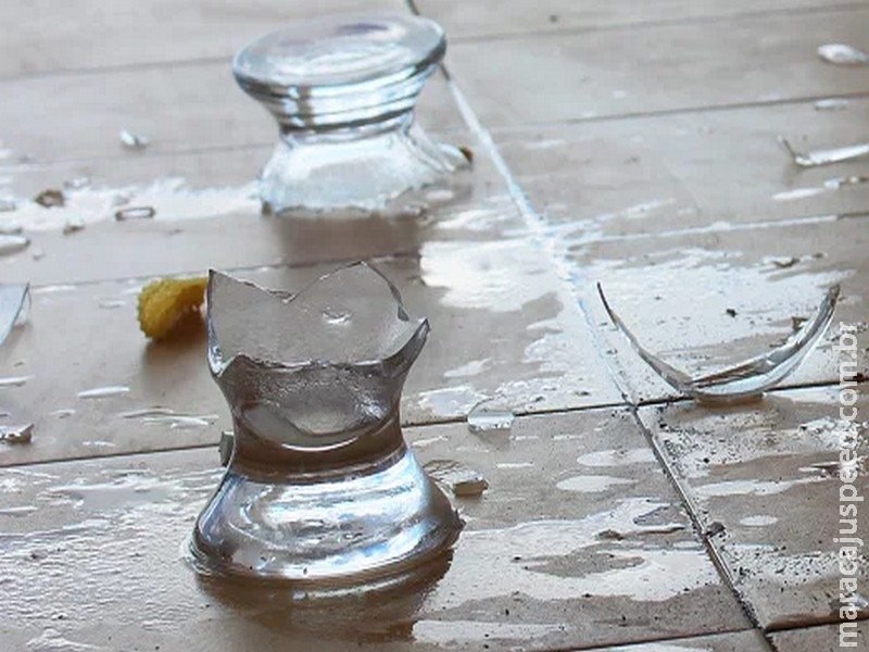 Homem morre após cair sobre garrafas de vidro dentro de casa em MS