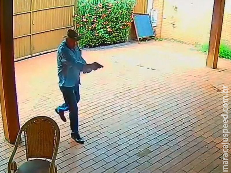 Imagem mostra ex-prefeito entrando na casa e atirando contra fiscal tributário