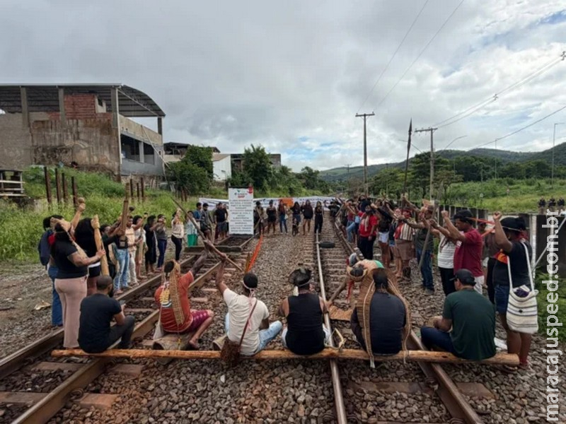Indígenas e MST travam ferrovia estratégica no leste de MG e causam prejuízo milionário a empresas e passageiros